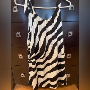 White House black market black and white tunic tank size medium